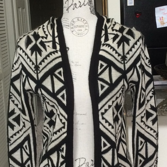 🌺 Sweater Jacket 🌺 - Picture 2 of 6